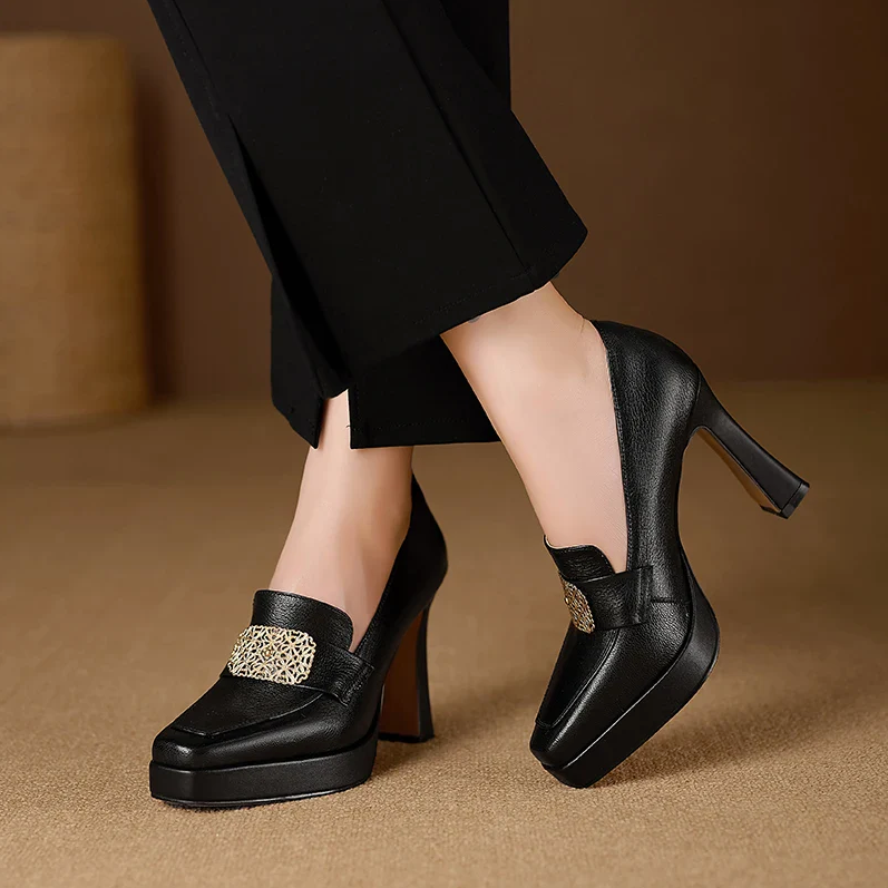 Zapato de Tacón Mujer – Cuero Negro con Hebilla Dorada | Plataforma Elegante