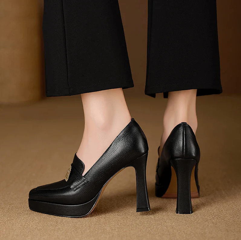 Zapato de Tacón Mujer – Cuero Negro con Hebilla Dorada | Plataforma Elegante