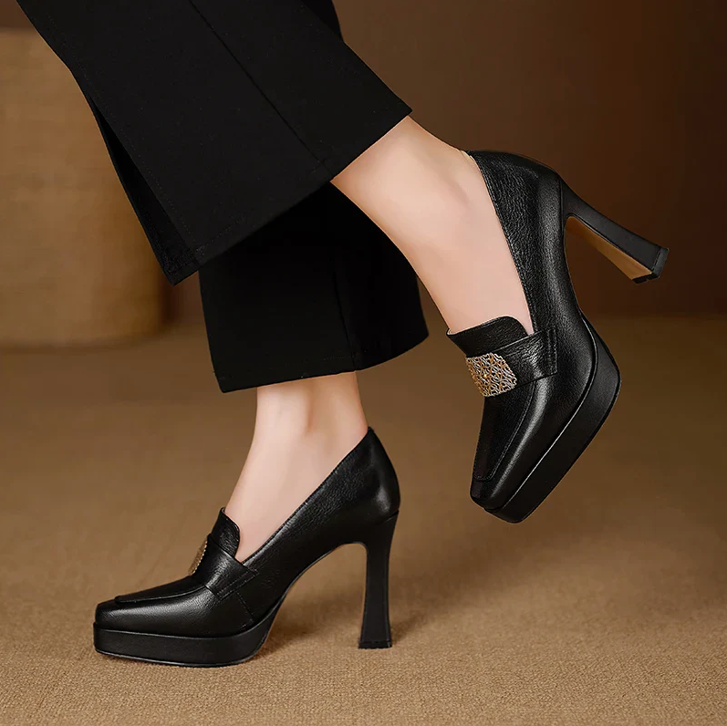 Zapato de Tacón Mujer – Cuero Negro con Hebilla Dorada | Plataforma Elegante