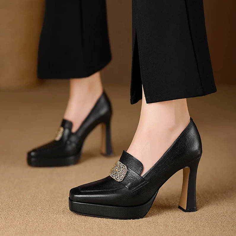 Zapato de Tacón Mujer – Cuero Negro con Hebilla Dorada | Plataforma Elegante